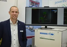 Sven Rusch with Aris next to the Aris vision system, which uses AI to automatically detect which product needs to be handled. 